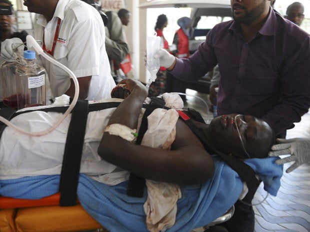 Médicos do hospital de Nairobi atendem uma mulher ferida nos ataques a uma universidade no Quênia (Foto: AP)