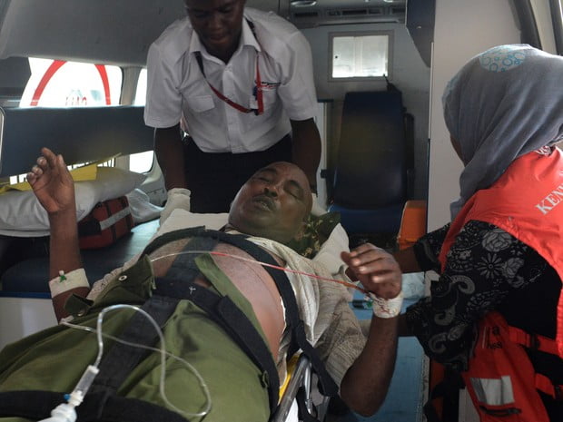 Homem ferido é atendido em local de ataque à universidade no Quênia (Foto: Simon Maina/AFP)