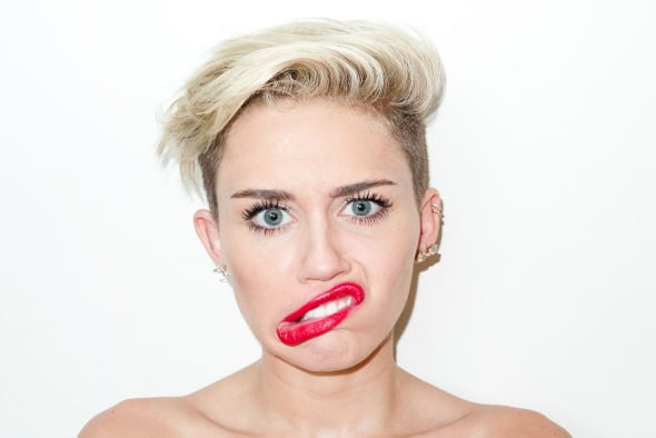 “Deveria ter pensado no tempo que isto me perseguiria”- Miley Cyrus arrependida por ter aparecido nua em ´Wrecking ball´