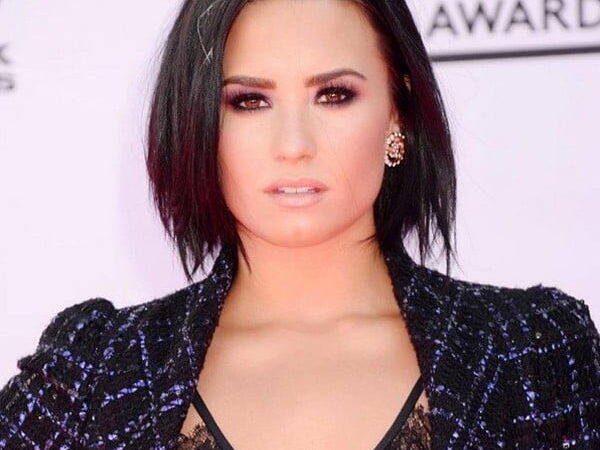 Demi Lovato celebra victoria de cinco anos ‘limpa’ das drogas e álcool: “Não conseguiria sem Deus”
