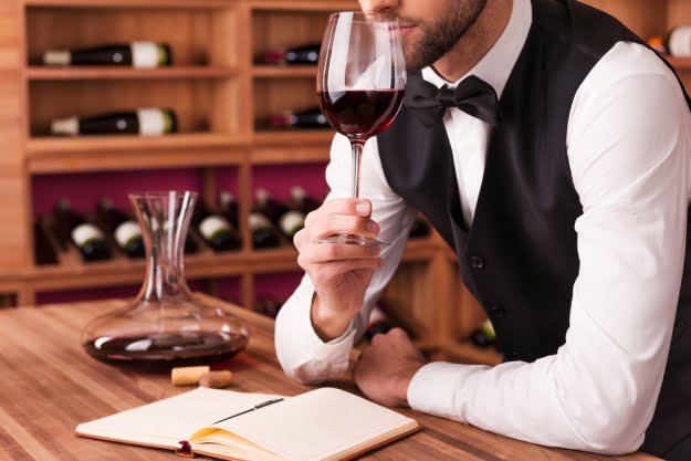 Restaurante oferece garrafa de vinho a quem deixar o telemóvel num cacifo