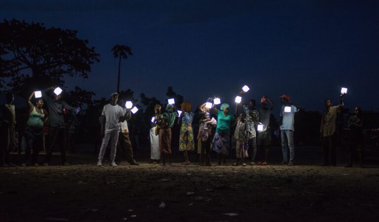 Jovens angolanos criam “Projecto Luz” para ajudar famílias carentes que não têm acesso a energia eléctrica